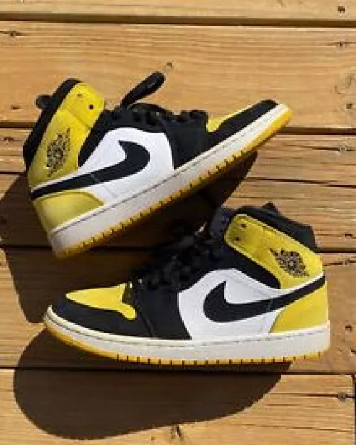 Nike Air Jordan 1 Mid amarillas con negro y logo negro. - Tienda del Oso | Tienda de Zapatillas 