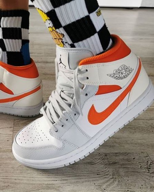 Nike Air Jordan 1 Mid blancas con naranjo - Tienda del Oso | Tienda de Zapatillas 