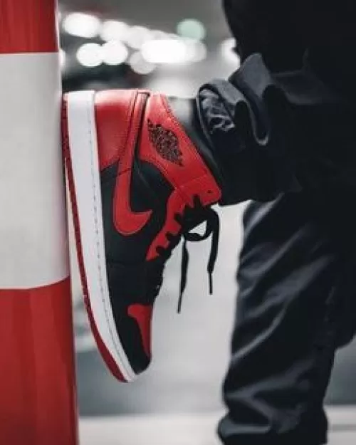 Nike Air Jordan 1 Mid negro con rojo